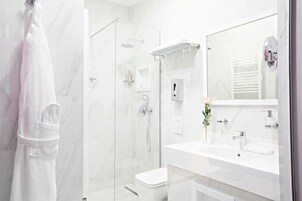 Bañera, artículos de tocador gratuitos, secador de pelo, batas