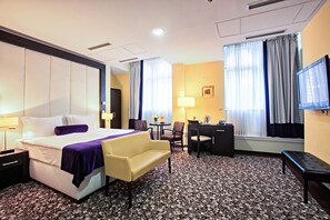 双人房 | Select Comfort 床、客房内保险箱、办公桌、隔音