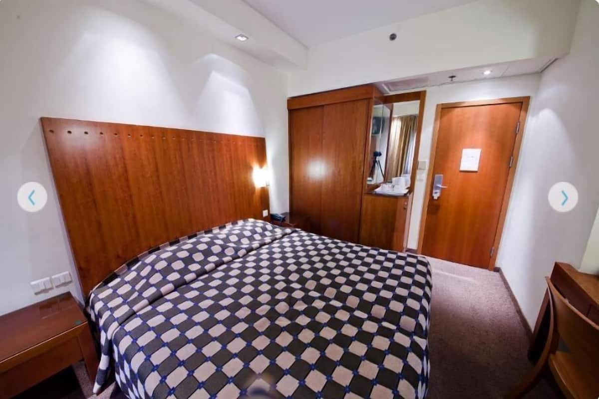 Minibar, in-room safe, WiFi (free)