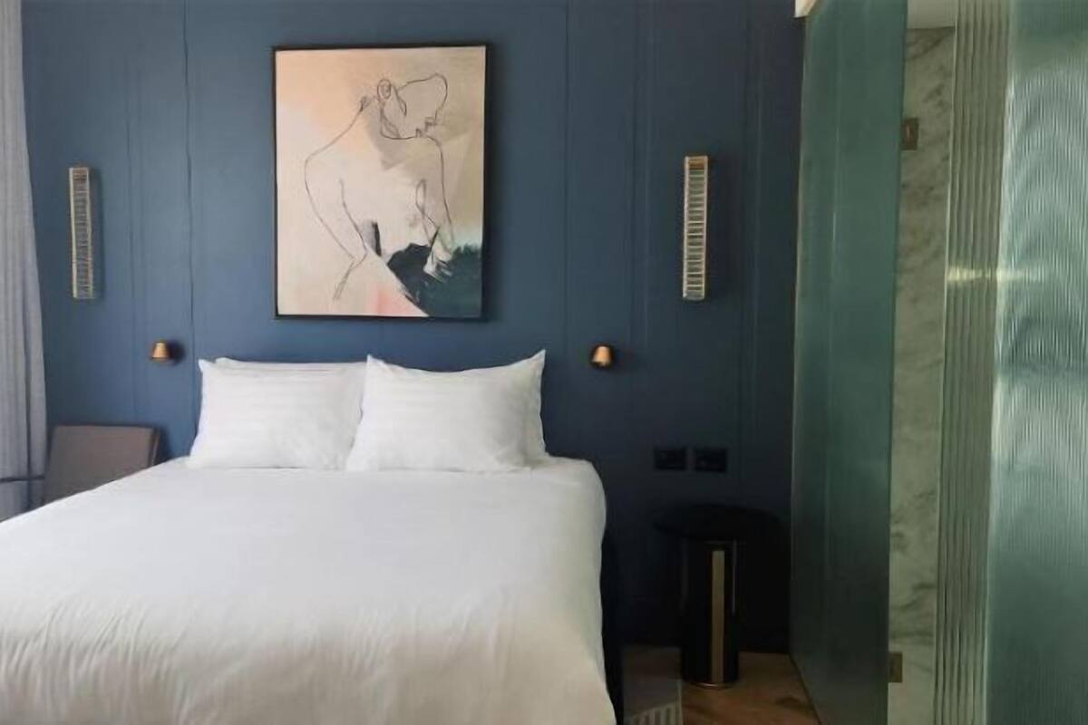 Minibar, in-room safe, WiFi (free)
