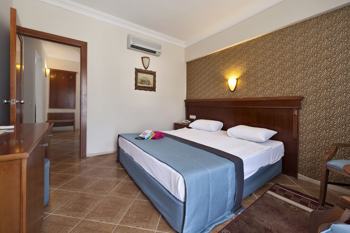 Free minibar, in-room safe, desk, soundproofing