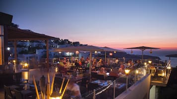 2 restaurants, breakfast, lunch, dinner served; international cuisine