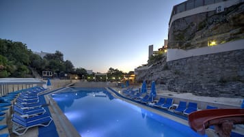 2 Außenpools, Cabañas (kostenlos), Sonnenschirme