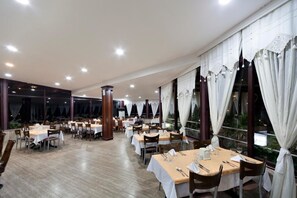 2 Restaurants, Frühstück, Mittagessen, Abendessen, internationale Küche
