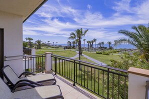 Suite Junior, vue sur la mer (4 adults, 3 children) | Terrasse/patio