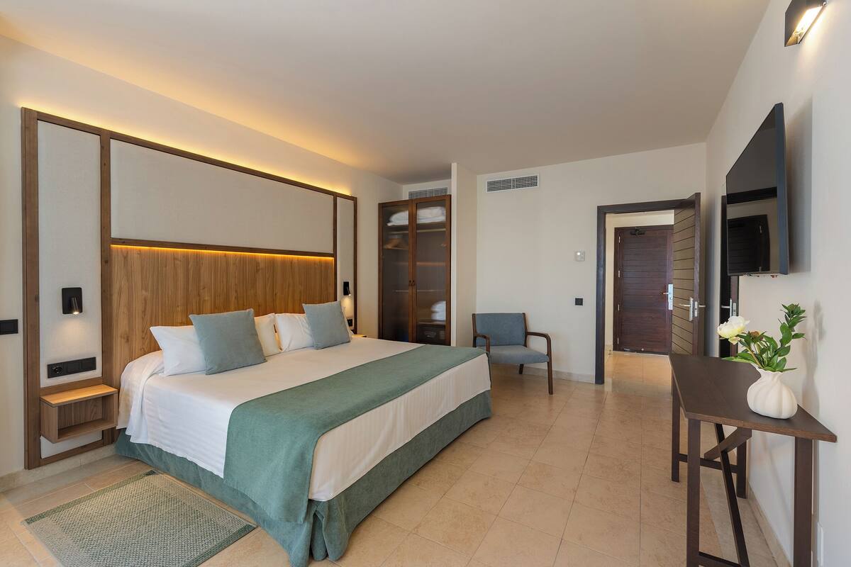 Junior Suite, Sea View (4 adults, 3 children)