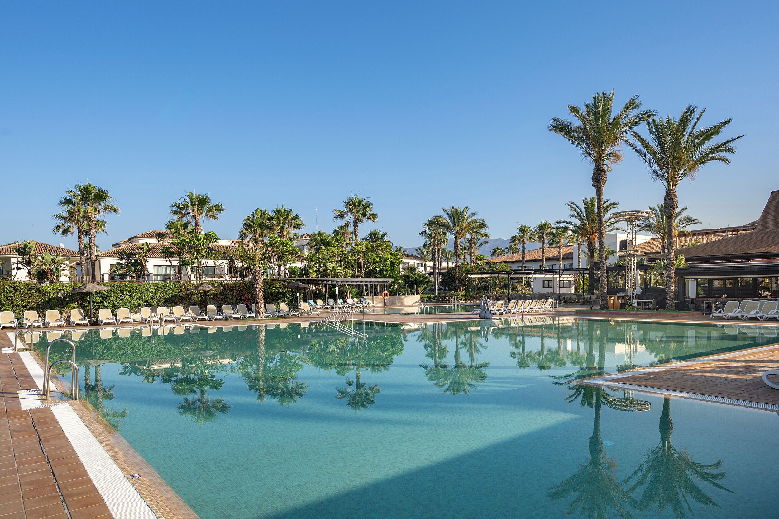 Piscine couverte, piscine extérieure (ouverte en saison)