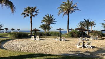 Accommodatie ligt op het strand, beachvolleybal, een strandbar