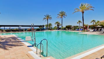 Inomhuspool, en säsongsöppen utomhuspool och solstolar