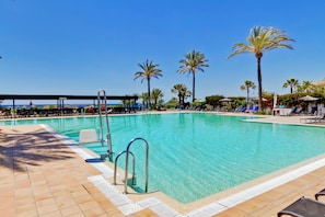 Sisäuima-allas, kauden mukainen ulkouima-allas, aurinkotuoleja