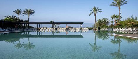 Piscine couverte, piscine extérieure (ouverte en saison)