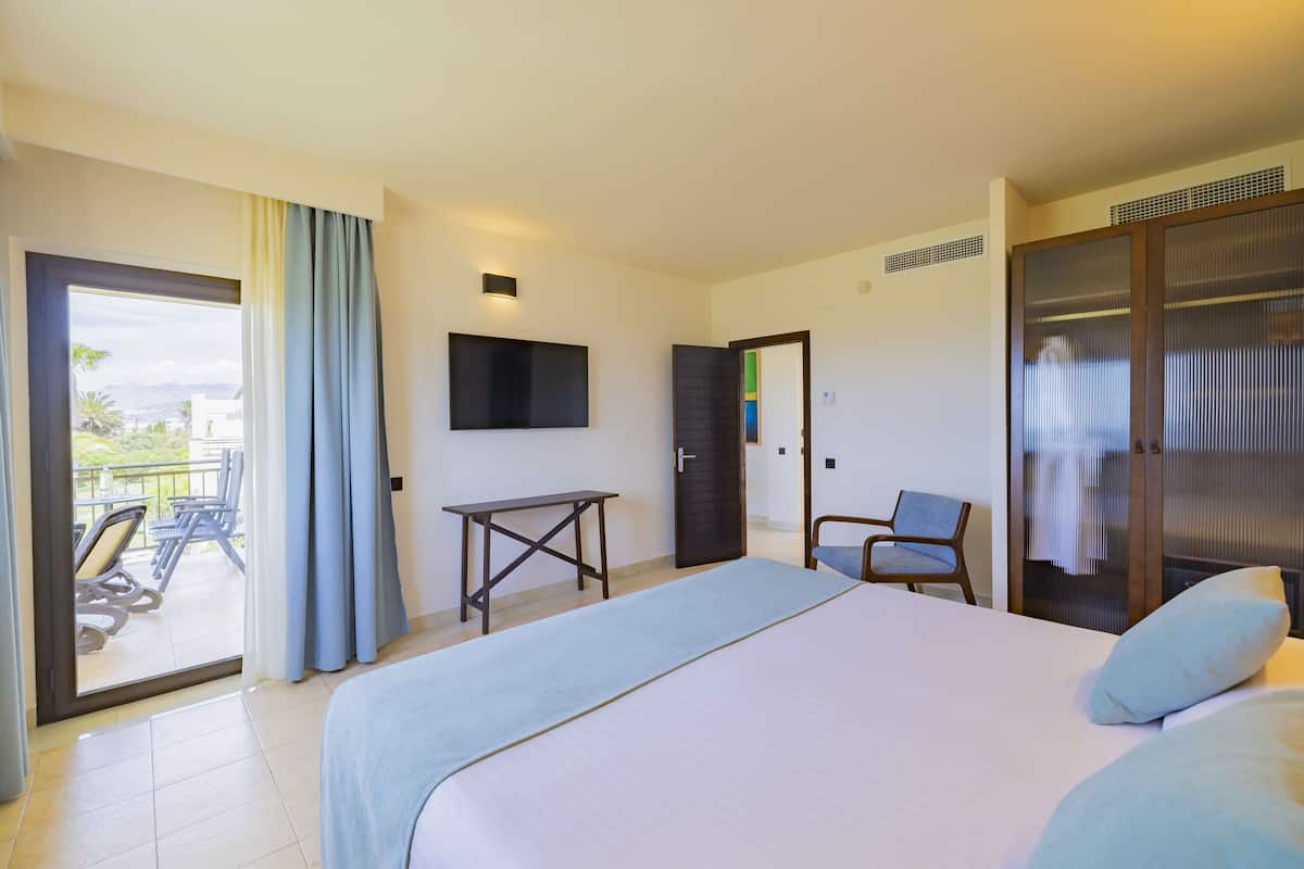 Suite Junior, vista mare (4 adults, 3 children) | 1 camera, minibar, una cassaforte in camera, con stile personalizzato