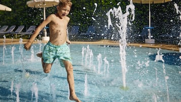 5 Außenpools, Sonnenschirme, Liegestühle
