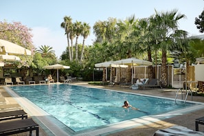 5 outdoor pools, pool umbrellas, sun loungers