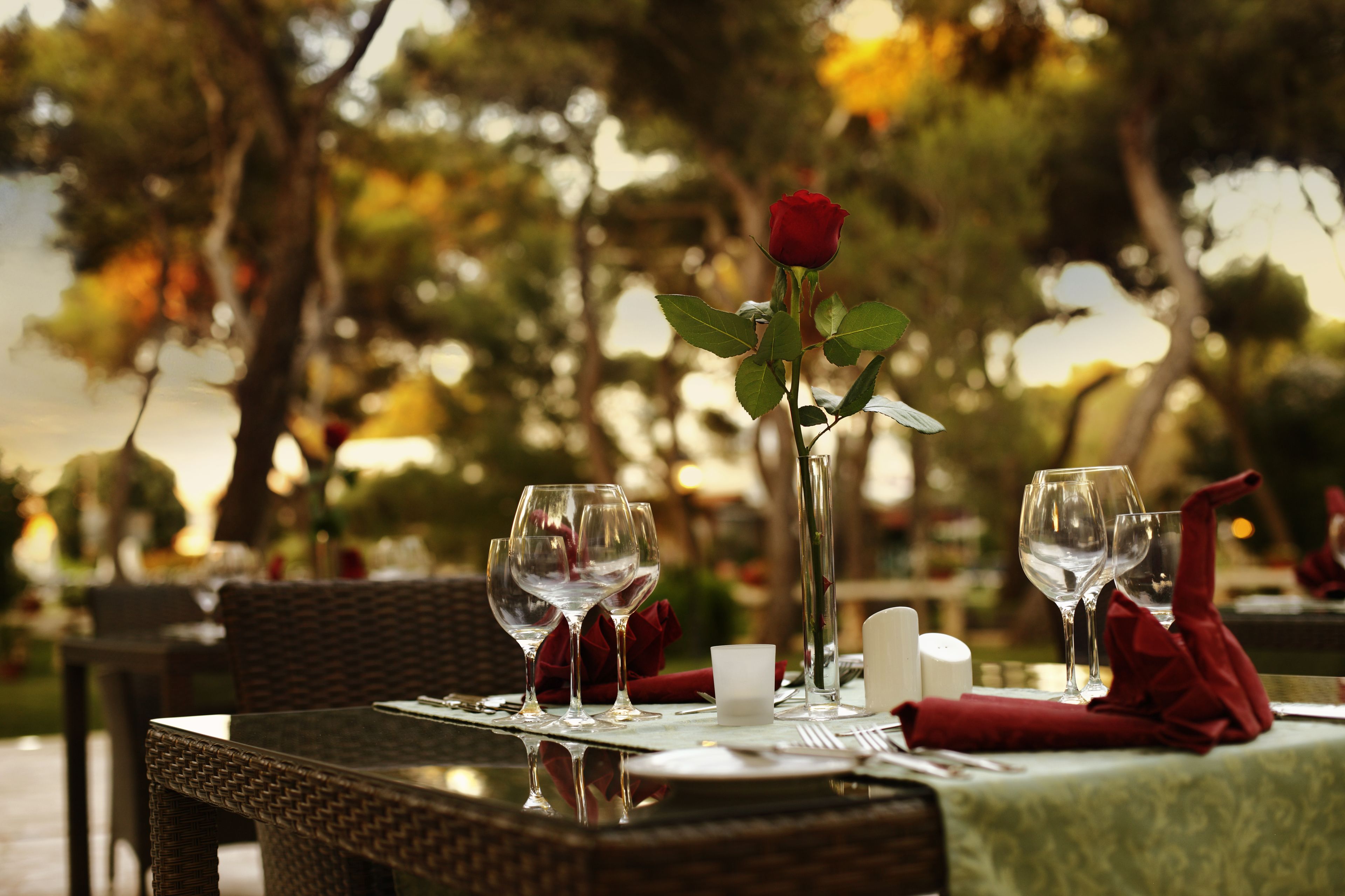 6 restaurants, breakfast, lunch, dinner served; international cuisine