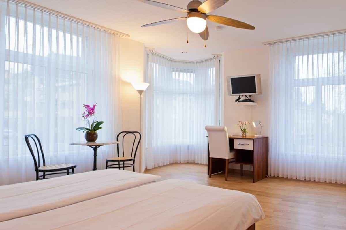 Appartement, 1 slaapkamer | 1 slaapkamer, individueel gedecoreerd, een bureau