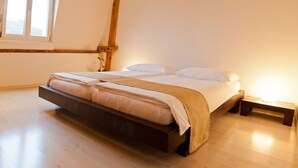 Appartement, 1 slaapkamer | Een bureau, verduisterende gordijnen, gratis babybedden