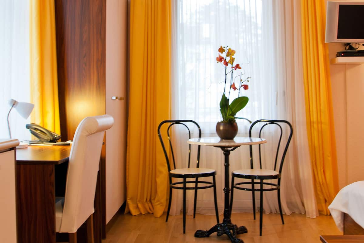Studio | Desk, blackout drapes, cribs (free), rollaway beds (surcharge)