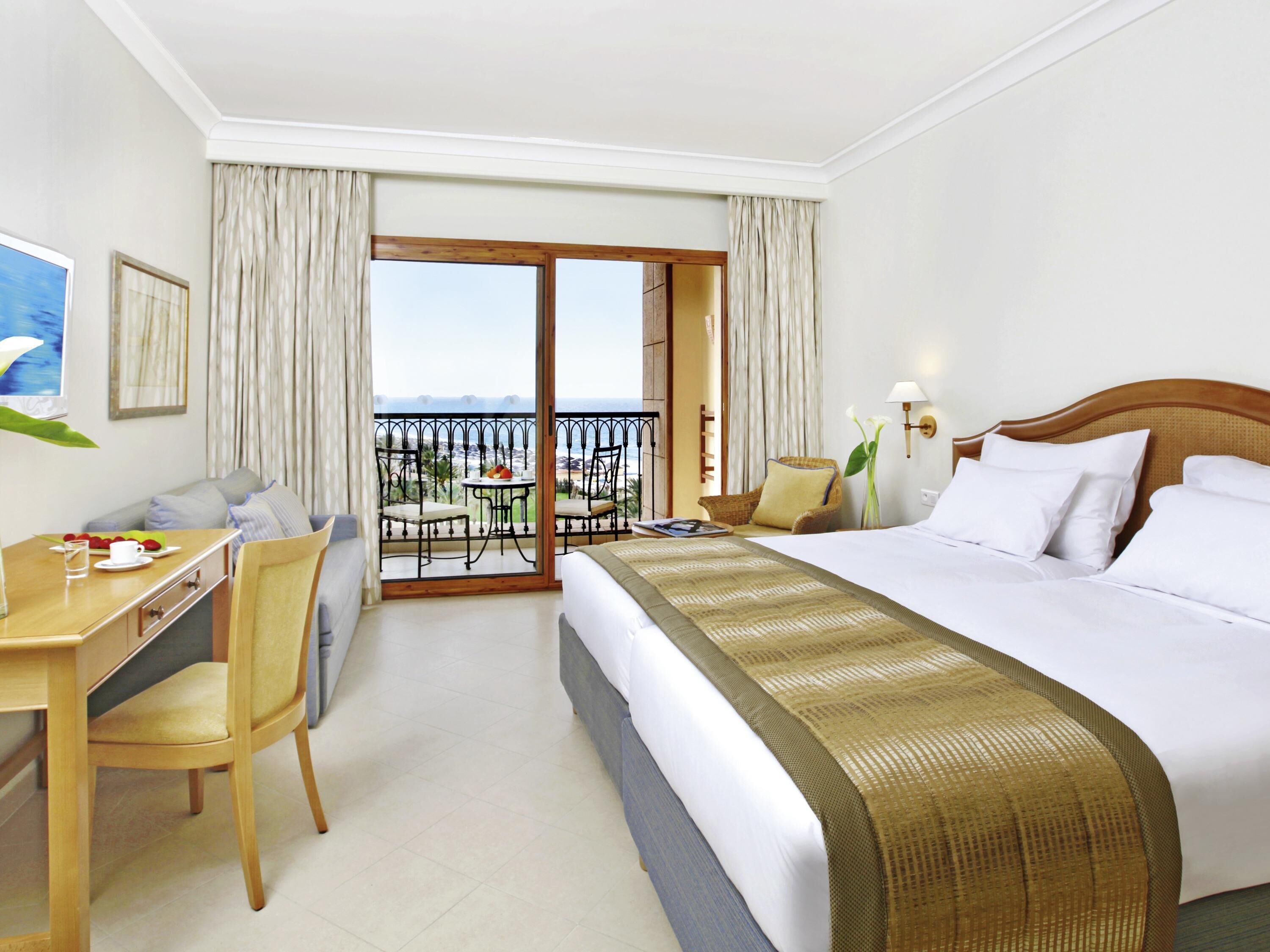 高档床上用品、迷你吧、客房内保险箱、办公桌