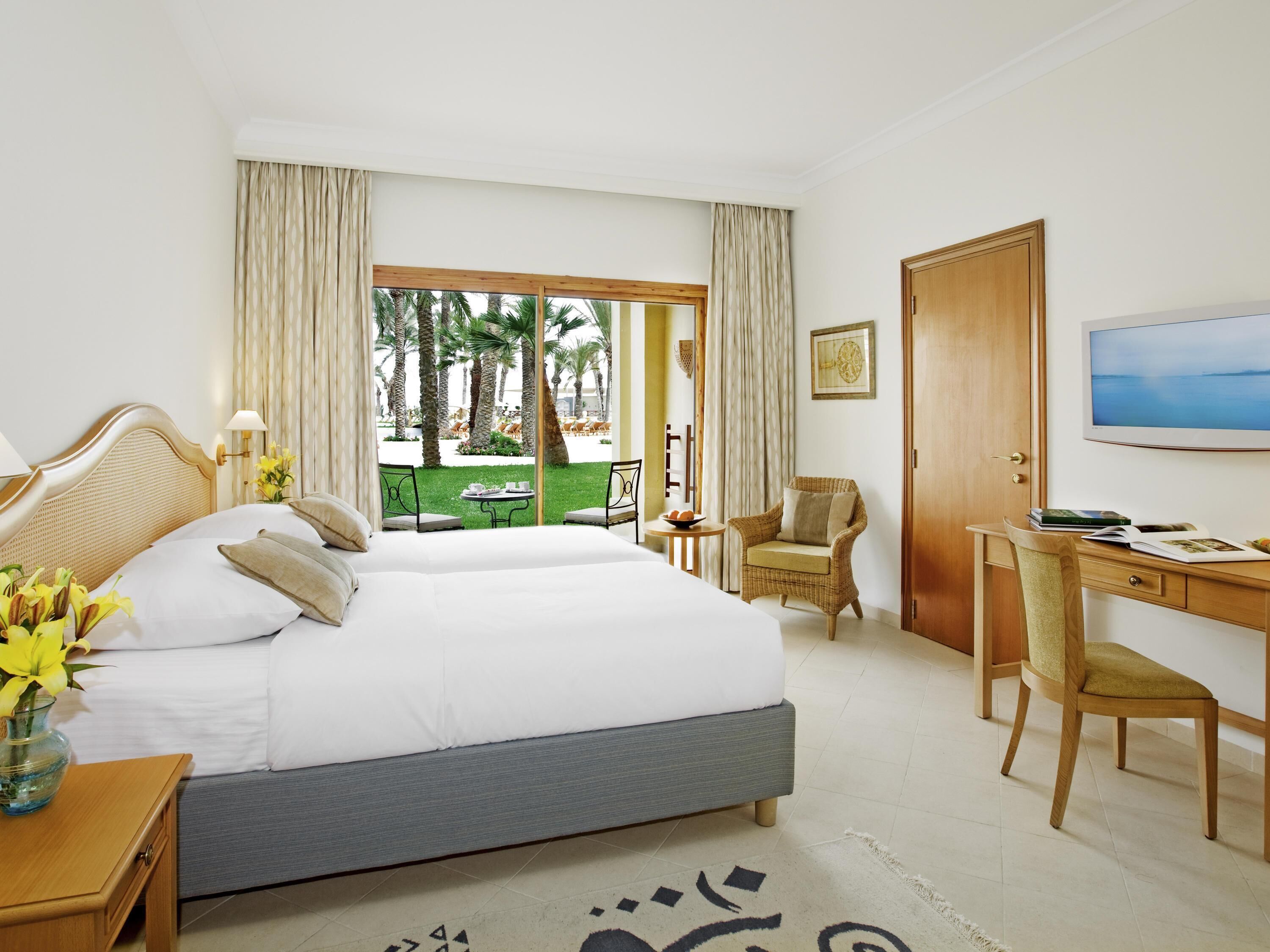 高档床上用品、迷你吧、客房内保险箱、办公桌