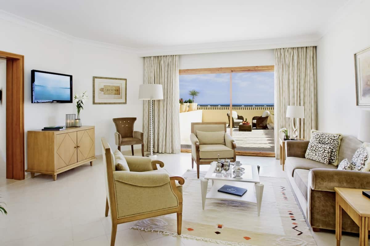 Suite, 1 cama de matrimonio grande, terraza, vistas al mar | Ropa de cama de alta calidad, minibar, caja fuerte y escritorio
