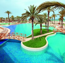 2 piscinas al aire libre, sombrillas, sillones reclinables de piscina