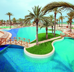 2 個室外泳池;08:00 至 19:00 開放;泳池傘、躺椅