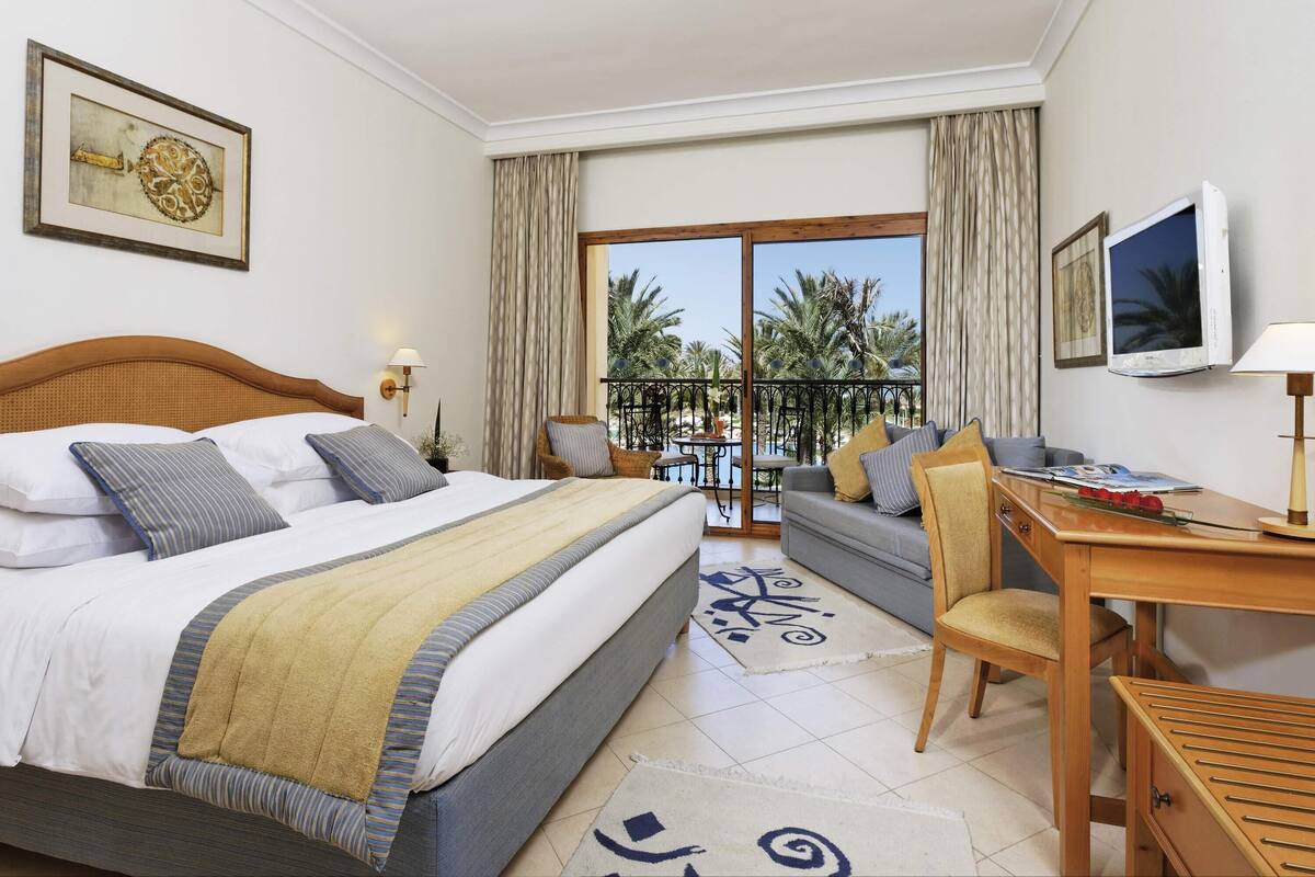 Premium bedding, minibar, in-room safe, desk