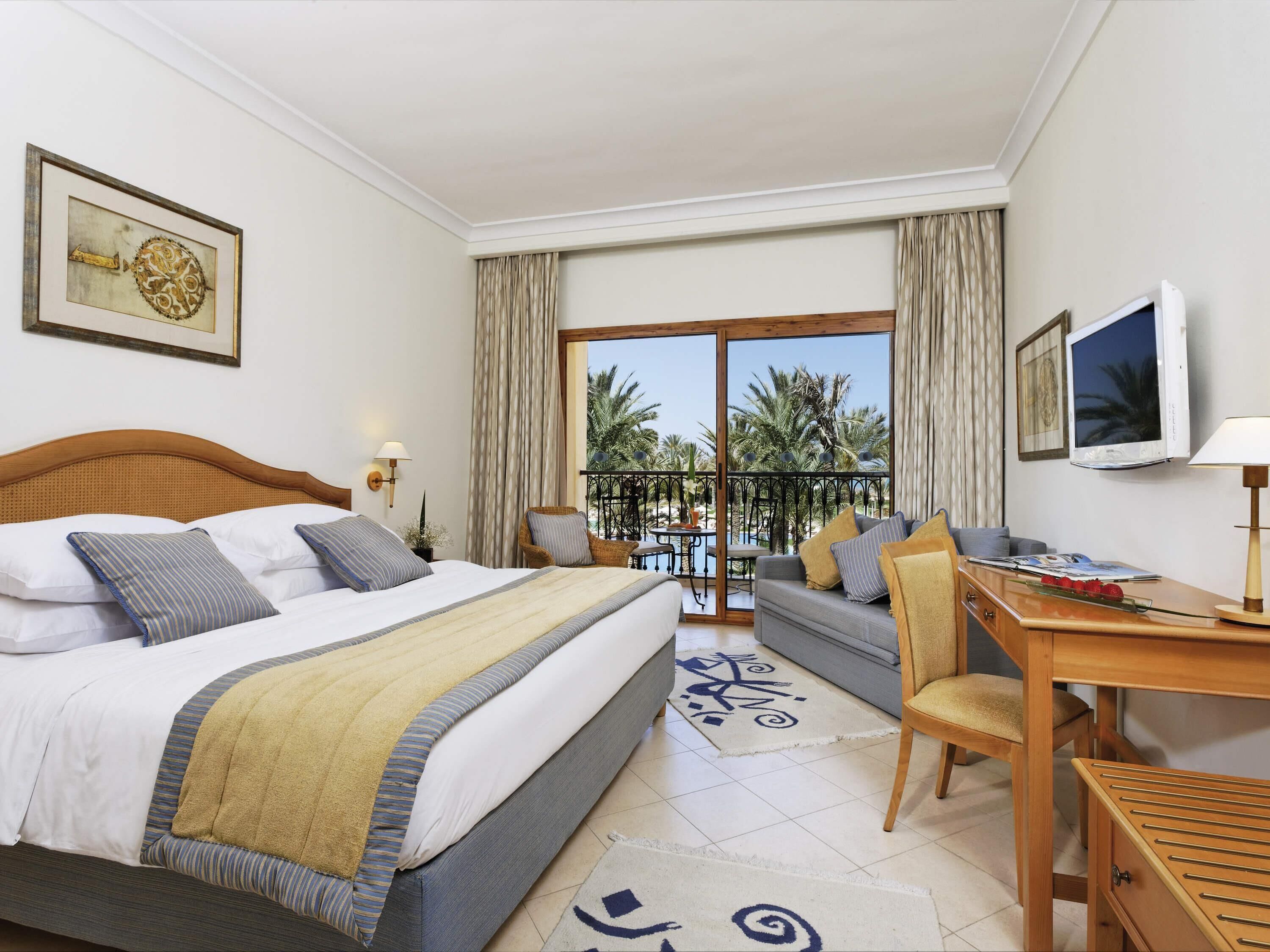 高档床上用品、迷你吧、客房内保险箱、办公桌