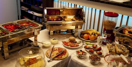 Desayuno buffet diario (USD 20 por persona)