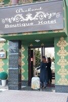 Fachada da propriedade à noite