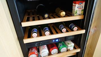Ein Getränkekühlschrank mit Regalen für Flaschen und Dosen.