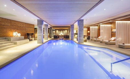 2 piscinas techadas, sillones reclinables de piscina