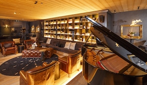 2 bars/lounges