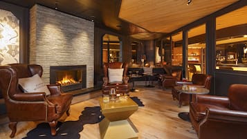 2 bars/lounges