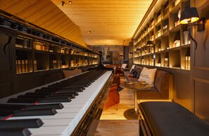 2 bars/lounges