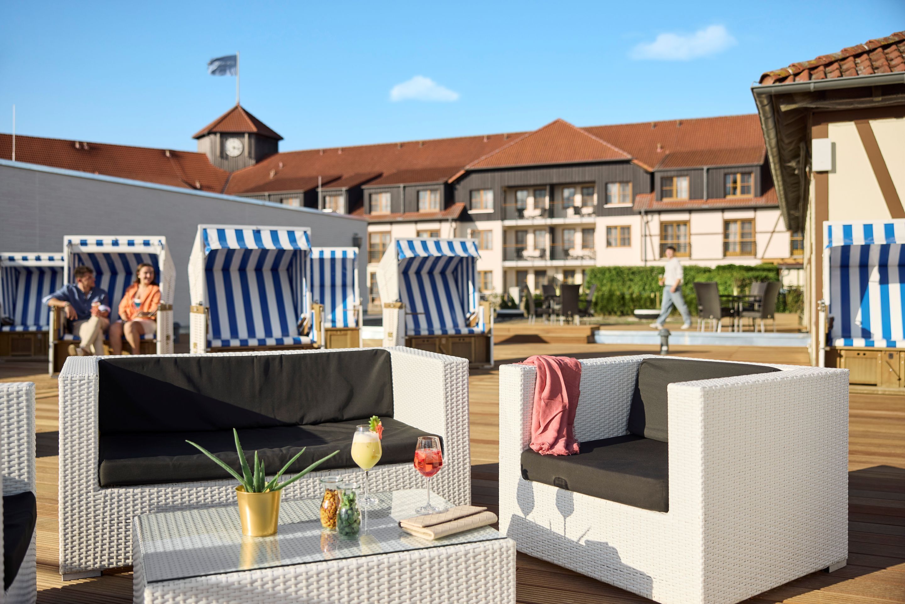 2 bars/lounges, poolside bar