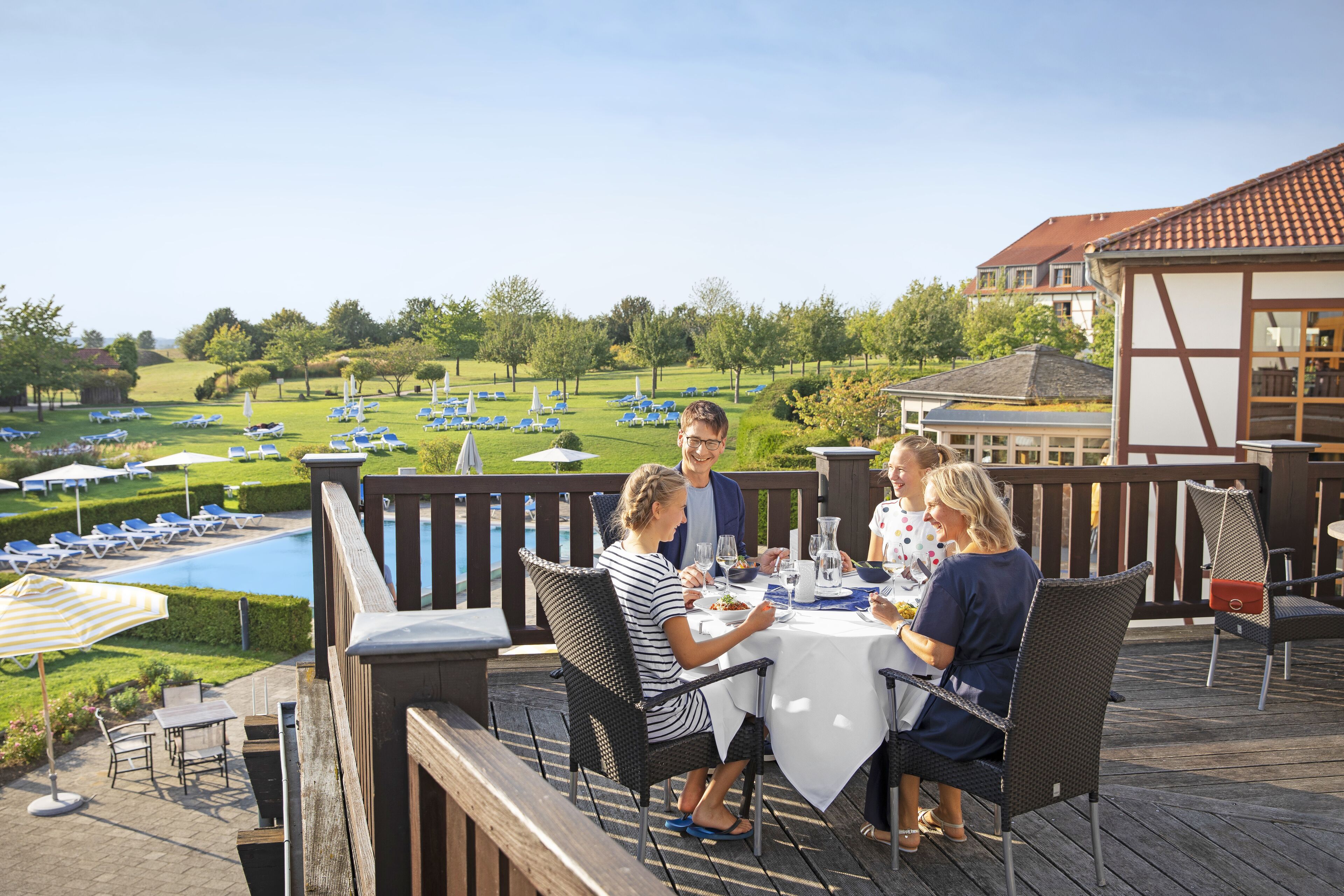 بوفيه فطور مجانًا يوميًا