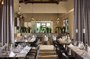 4 restaurants; breakfast, lunch and dinner served