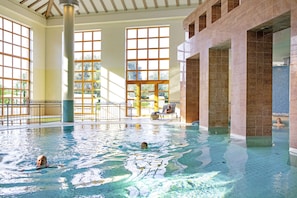 Piscine couverte, piscine extérieure, parasols de plage, chaises longues