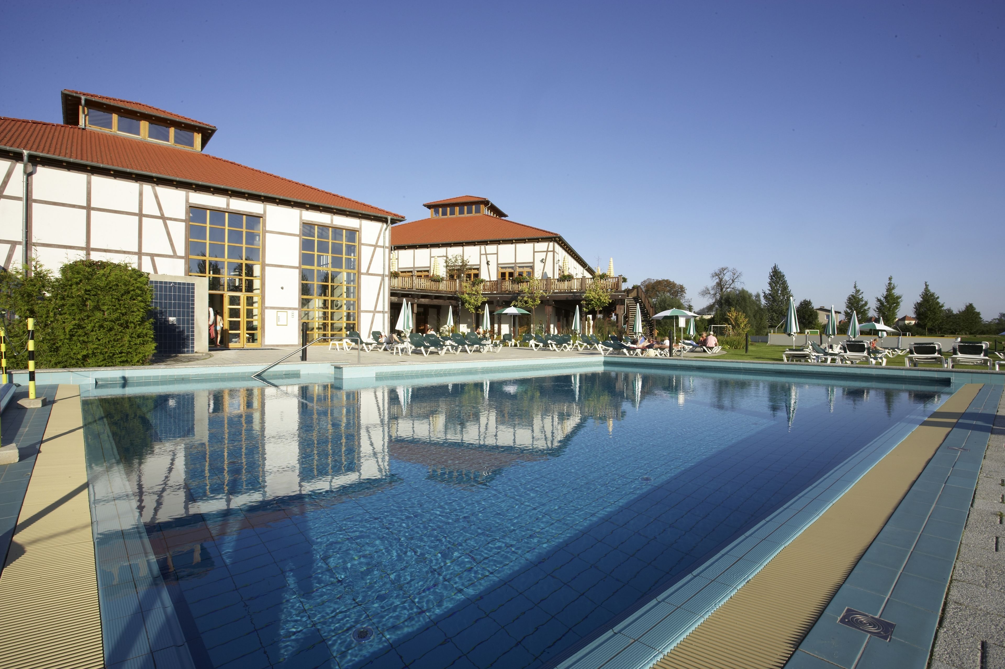 室內游泳池和季節性室外游泳池，開放時間為 07:00 至 21:00，提供泳池遮陽傘和日光浴躺椅