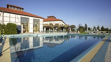 Innenpool, Außenpool (je nach Saison geöffnet), Sonnenschirme