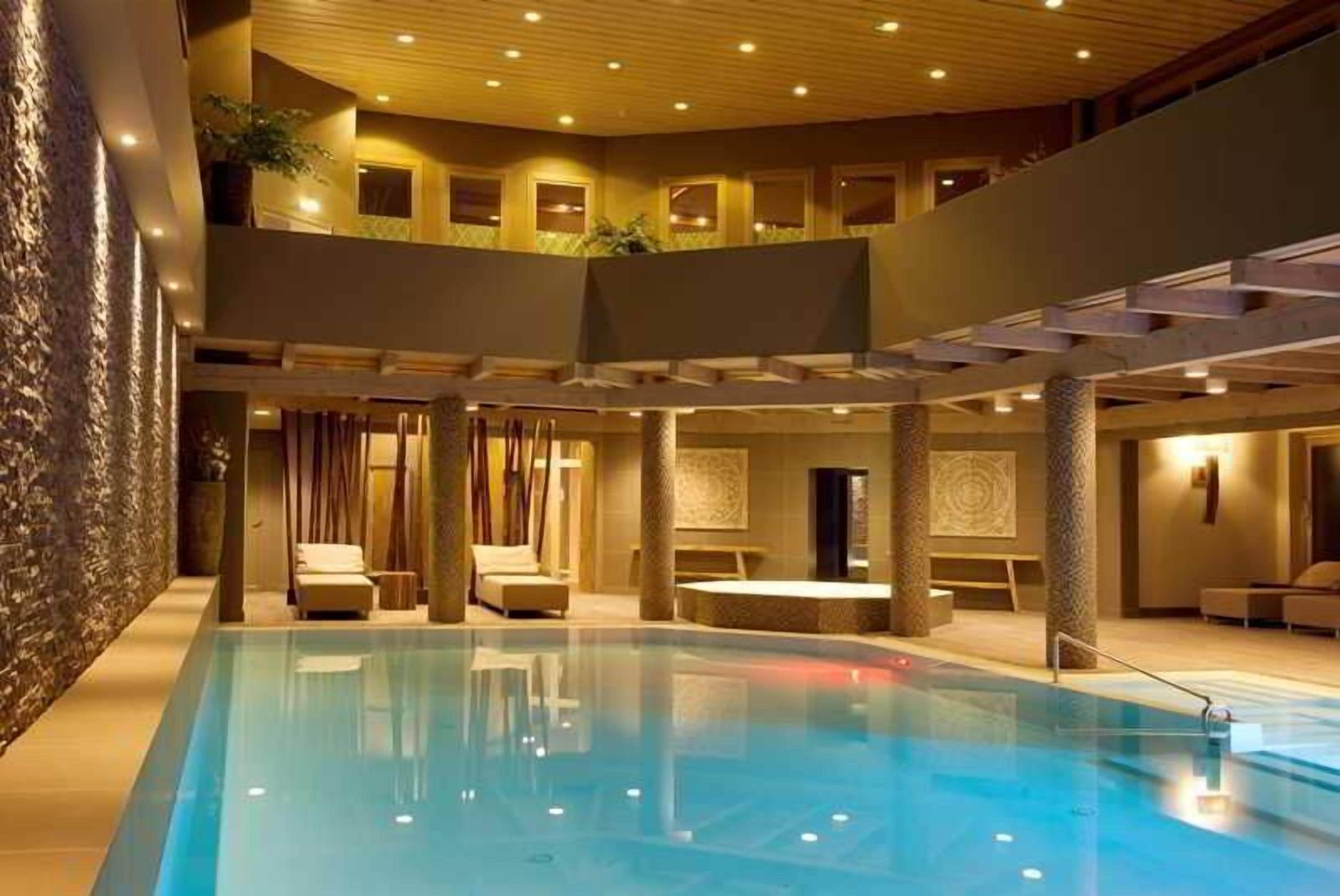 Innenpool, Außenpool, geöffnet von 08:00 Uhr bis 20:00 Uhr, Liegestühle