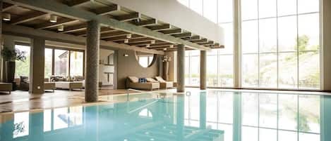 Kolam renang indoor dan kolam renang outdoor, dengan kursi berjemur