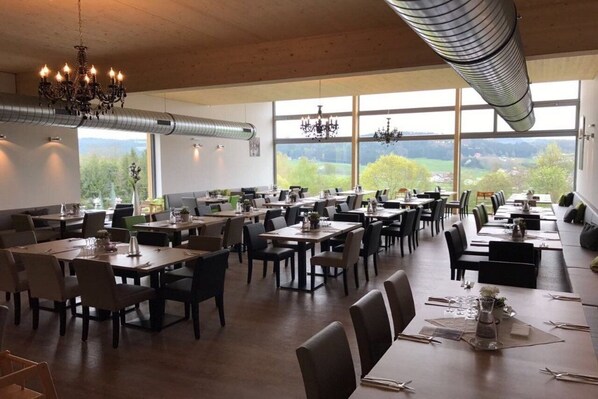 Ze serveren er ontbijt, lunch en diner 