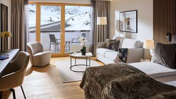 Habitación doble Deluxe | Minibar, caja de seguridad en la habitación y escritorio