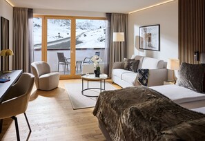 Chambre Double Deluxe | Minibar, coffres-forts dans les chambres, bureau, rideaux occultants