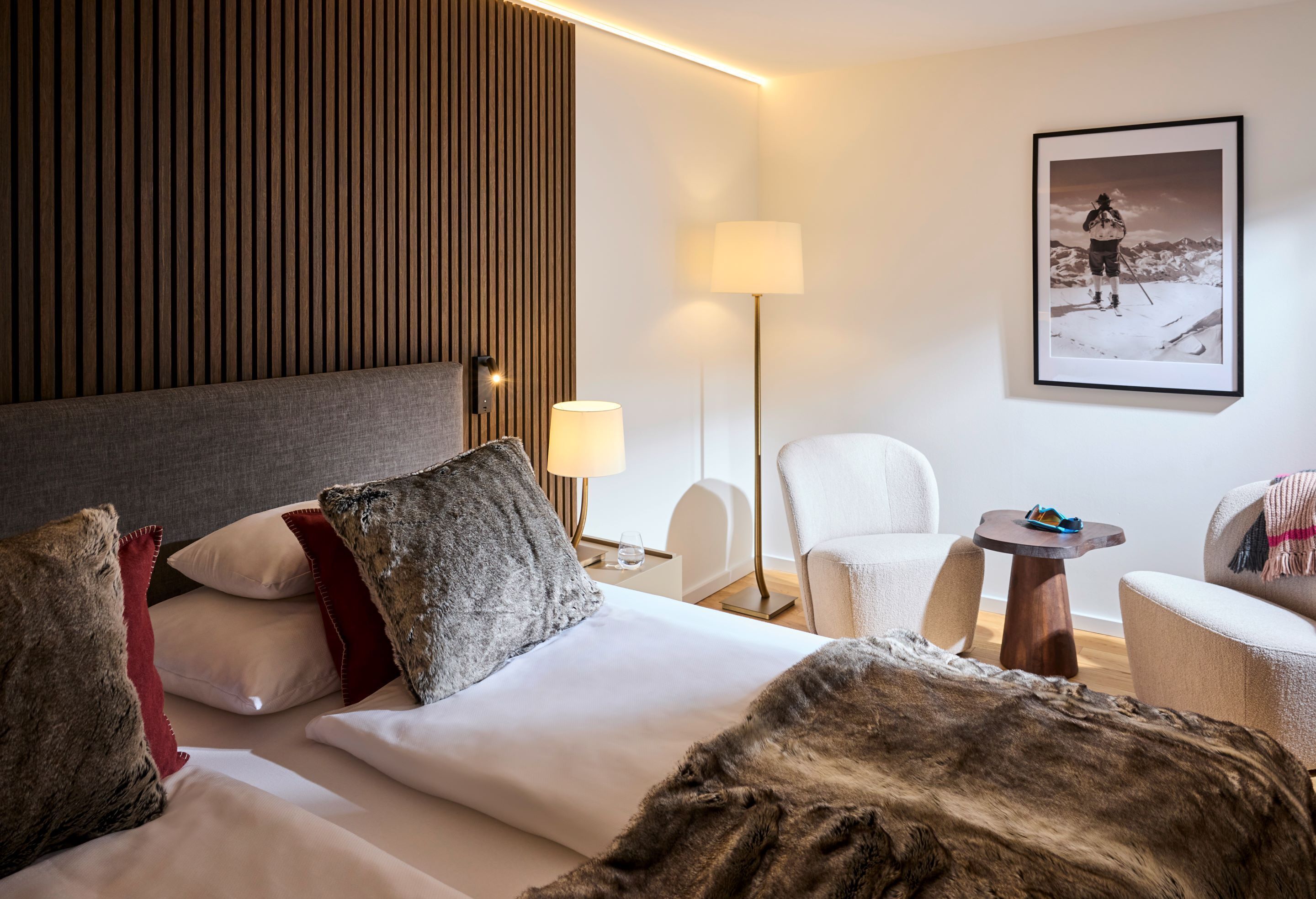 Frigobar, cofres nos quartos, escrivaninha, cortinas blackout