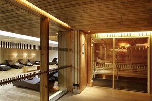 Bastu, bubbelpool, ångbastu, sportmassage, 2 behandlingsrum och massage