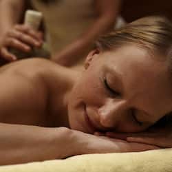 Een sauna, een stoombad, lichaamsbehandelingen, hotstone-massages